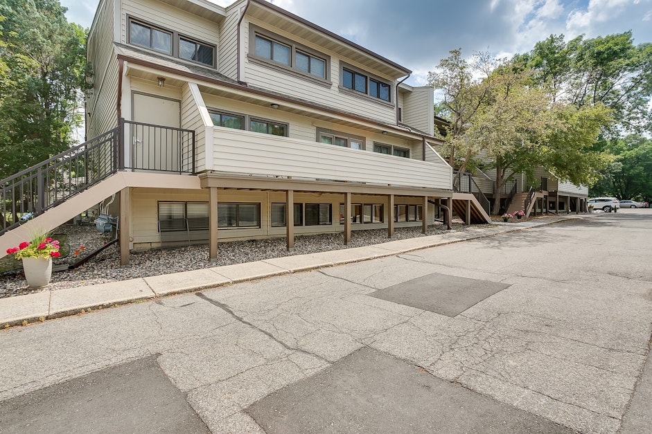 8936 Neill Lake Road, Eden Prairie, MN 55347, Presented by Cheryl Holds